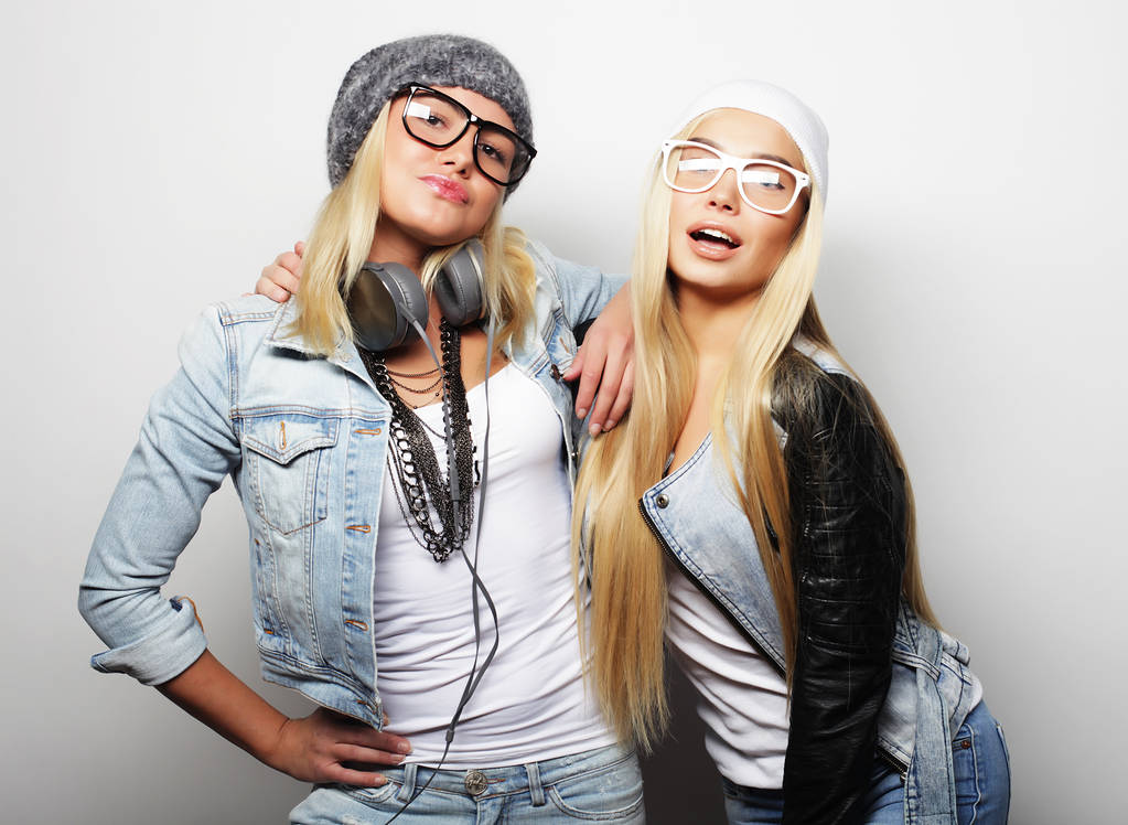 спосіб життя і концепція людей: Дві подруги молодої дівчини, що стоять на
 - Фото, зображення