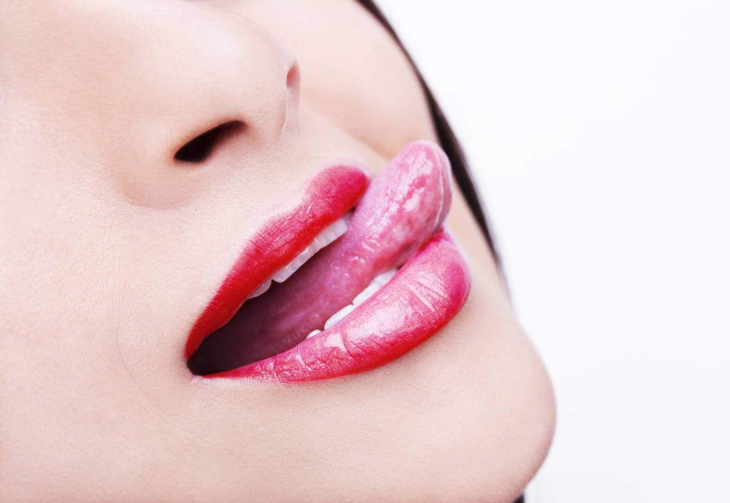 Hermosa mujer goteando dientes con la lengua de cerca
 - Foto, Imagen