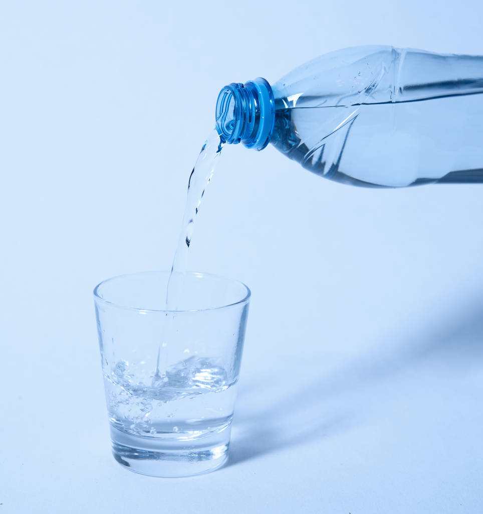 Pullosta valuva vesi lasiin
 - Valokuva, kuva