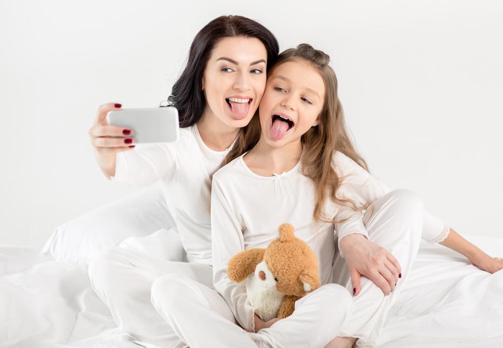 Äiti ja tytär ottavat Selfien  - Valokuva, kuva