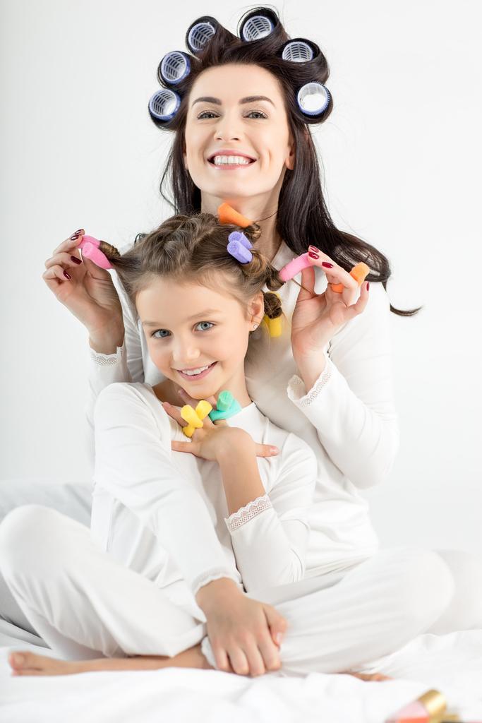 Anya és lánya a hajcsavarók  - Fotó, kép