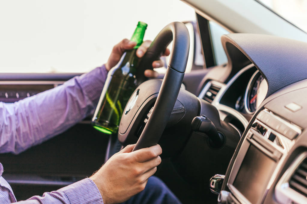 Ο άνθρωπος πίνει αλκοόλ κατά την οδήγηση  - Φωτογραφία, εικόνα