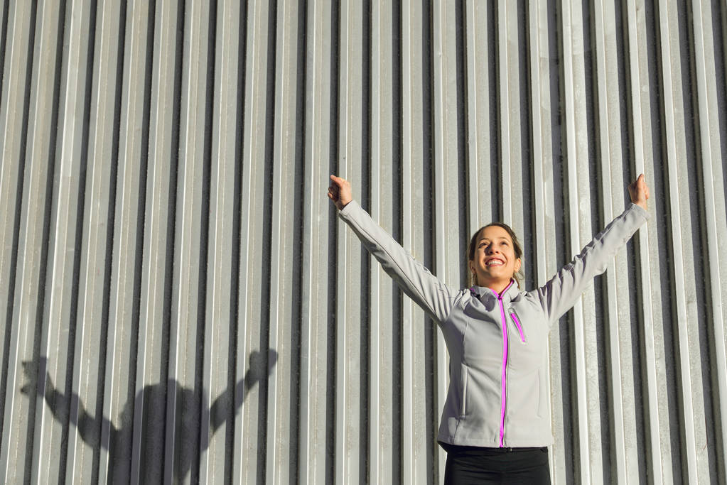 Sportif kadın kutluyor zindelik amaç ve başarı - Fotoğraf, Görsel