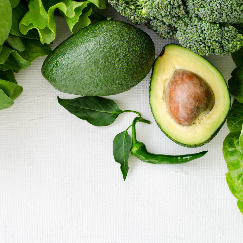 Αβοκάντο, σαλάτα, μπρόκολο, σπανάκι και πιπέρι σε άσπρο φόντο. Έννοια υγιεινή διατροφή με φρέσκα ανάμεικτα πράσινα λαχανικά. Χώρο αντίγραφο - Φωτογραφία, εικόνα