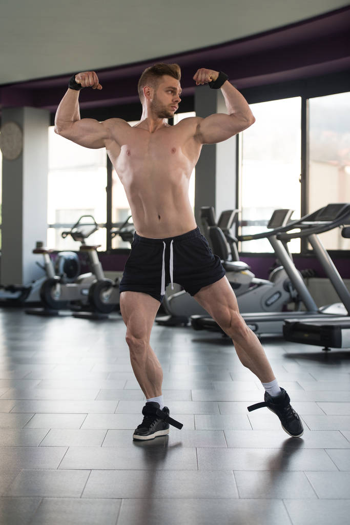 Nuori kehonrakentaja Flexing lihakset
 - Valokuva, kuva