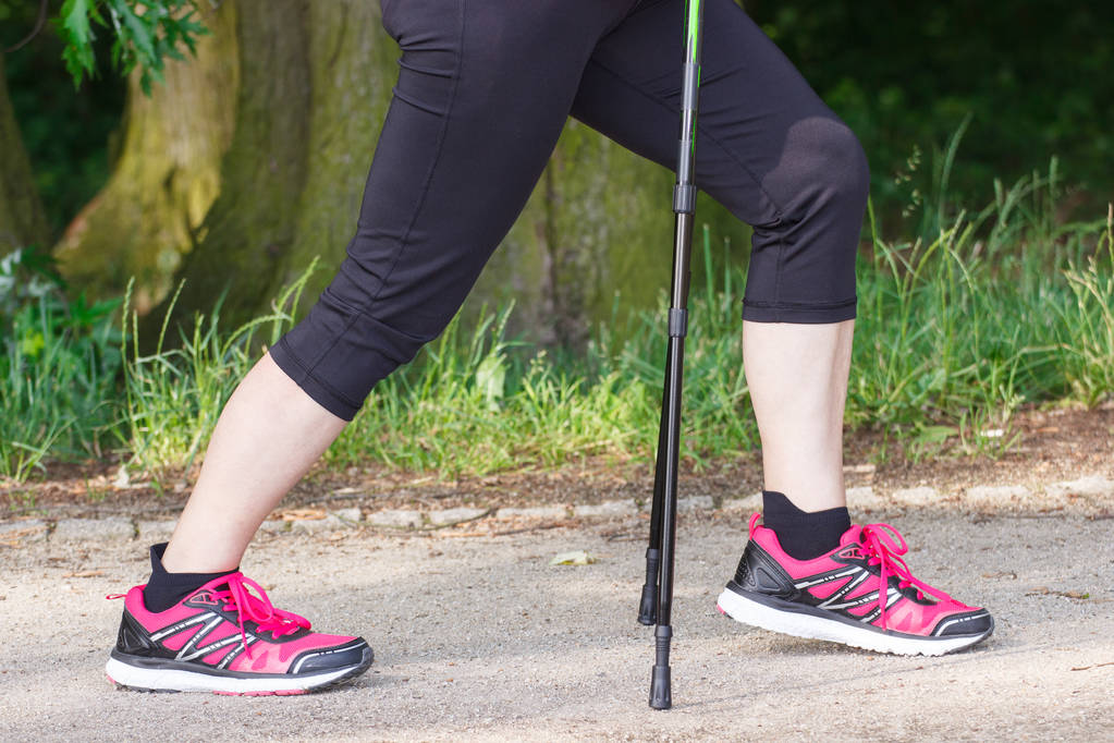 Nohy starší starší žena cvičí pro nordic walking, sportovní životní styl ve stáří - Fotografie, Obrázek