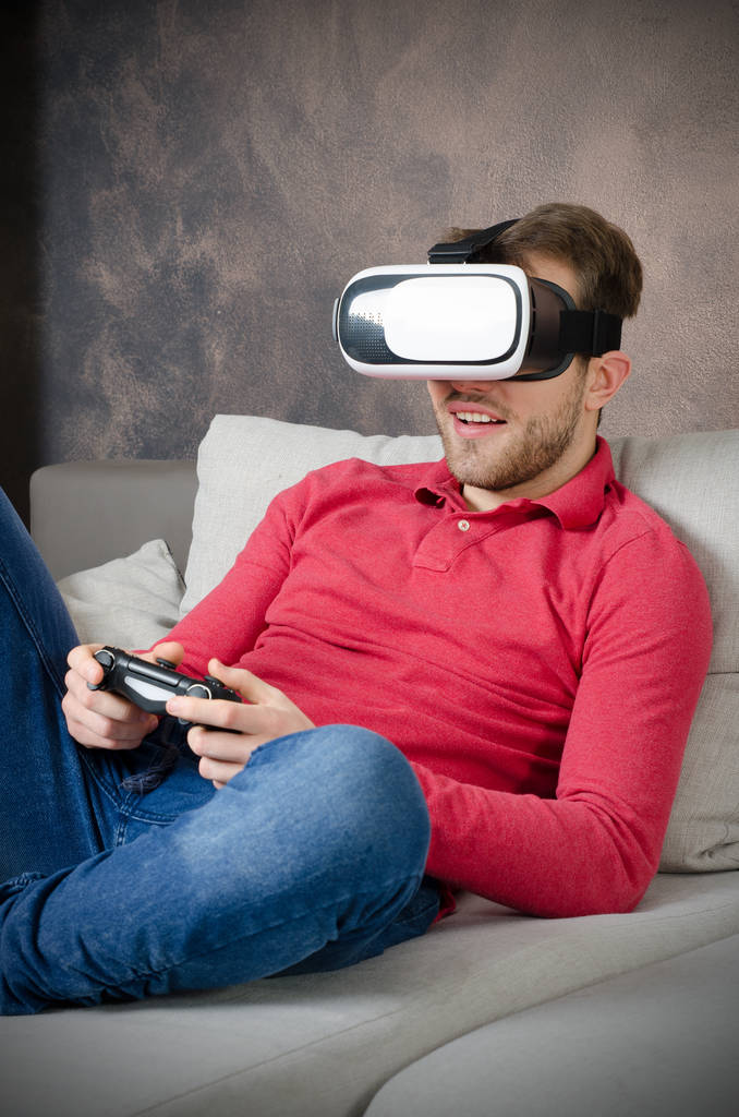 Hombre lleva gafas de realidad virtual con teléfono inteligente en el interior
 - Foto, Imagen