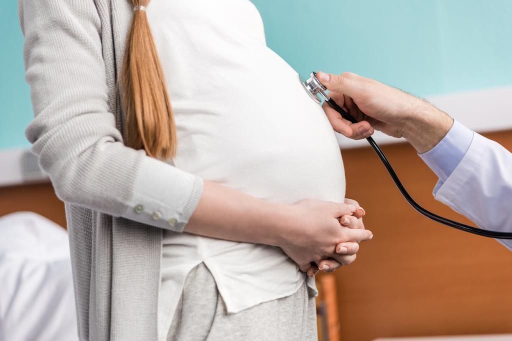 Γιατρός που εξετάζει έγκυο γυναίκα  - Φωτογραφία, εικόνα