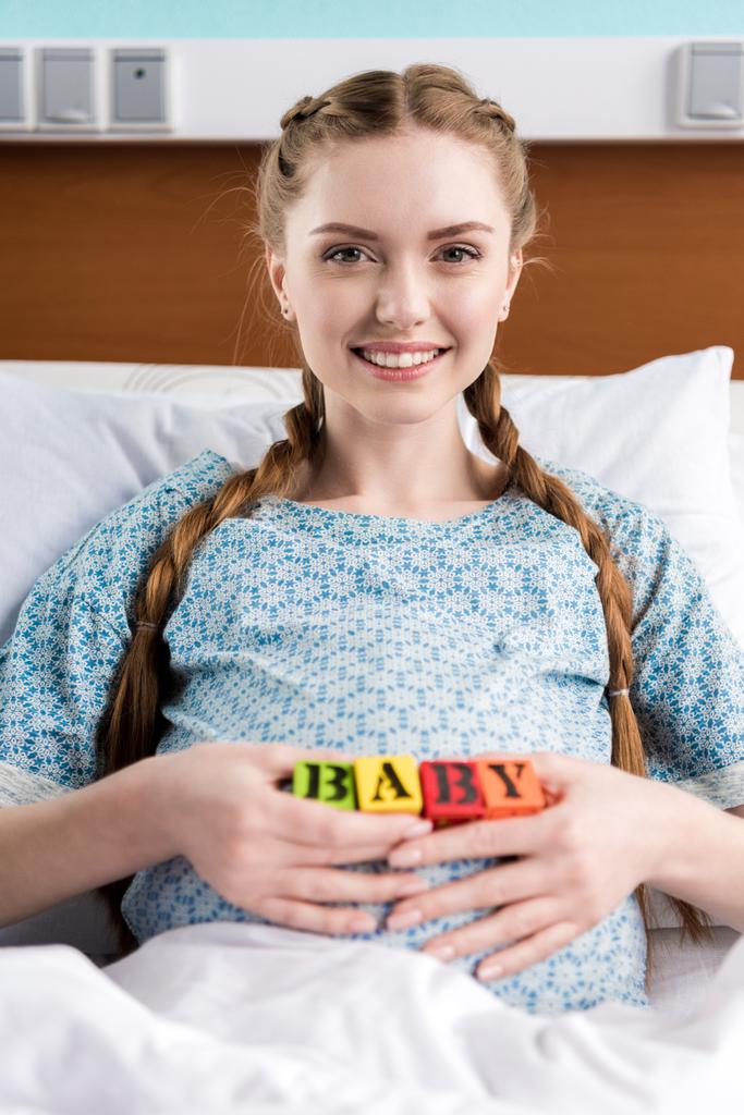 Kobieta w ciąży z dzieckiem kostki  - Zdjęcie, obraz