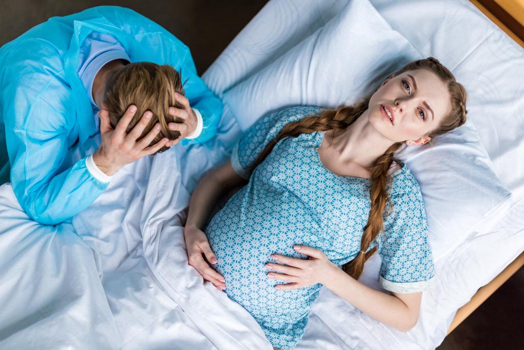 raskaana oleva nainen ja mies sairaalassa
 - Valokuva, kuva