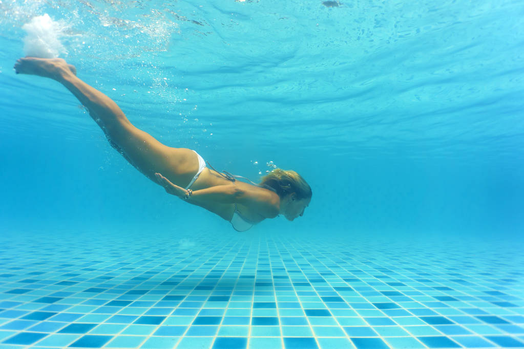 Жінка в бікіні біля басейну - Фото, зображення