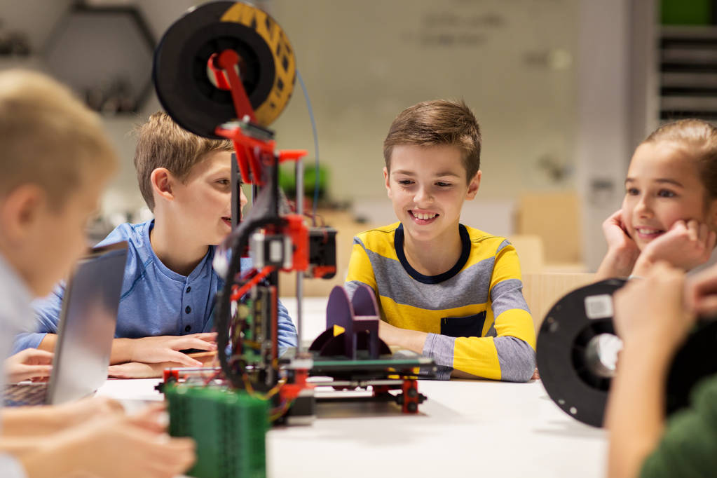 χαρούμενα παιδιά με 3D εκτυπωτή στη σχολή ρομποτικής - Φωτογραφία, εικόνα