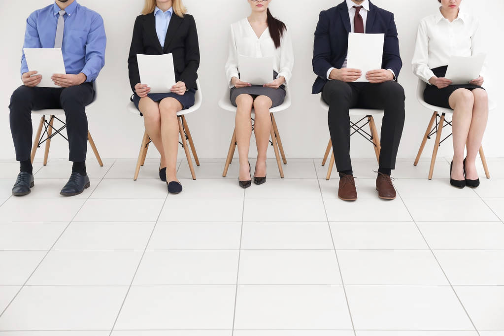 Grupo de personas que tienen papeles y esperan una entrevista de trabajo
  - Foto, Imagen