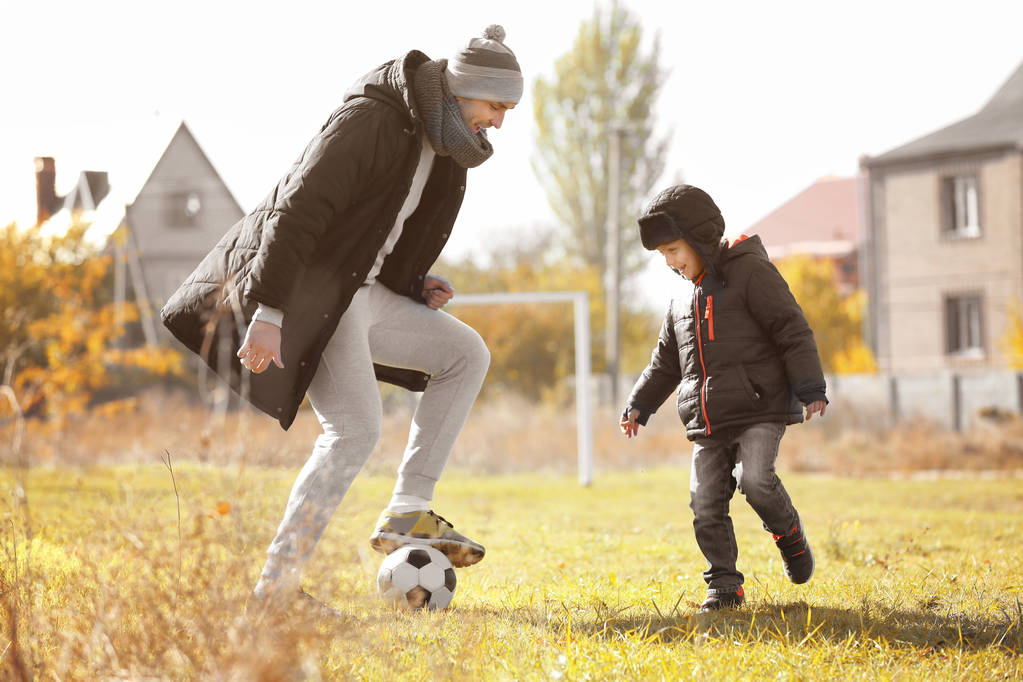 Apa és fia fociznak. - Fotó, kép