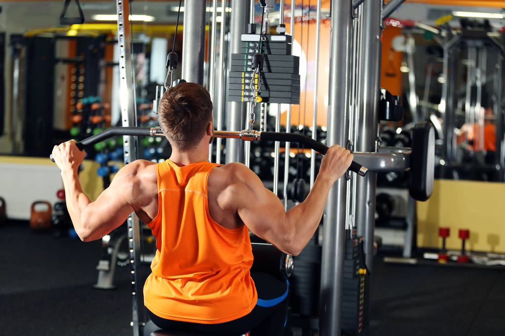 Junger Mann trainiert in modernem Fitnessstudio - Foto, Bild