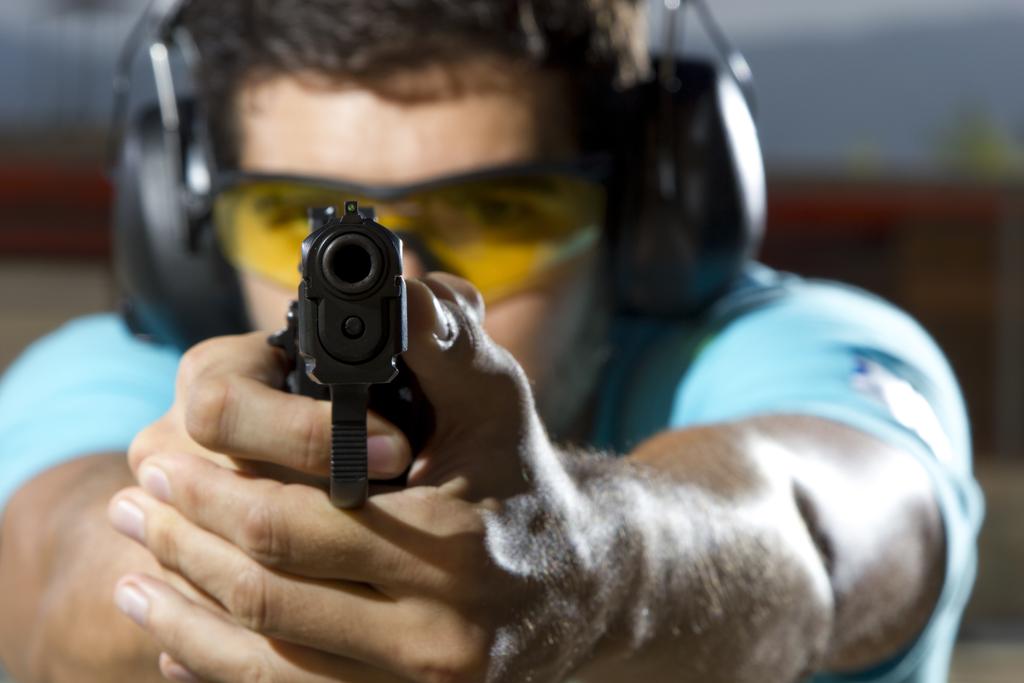 Uomo che spara su un campo di tiro all'aperto
 - Foto, immagini