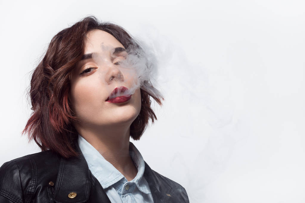 Δροσερο γυναικα ξεφυσώντας καπνό ένα - Φωτογραφία, εικόνα