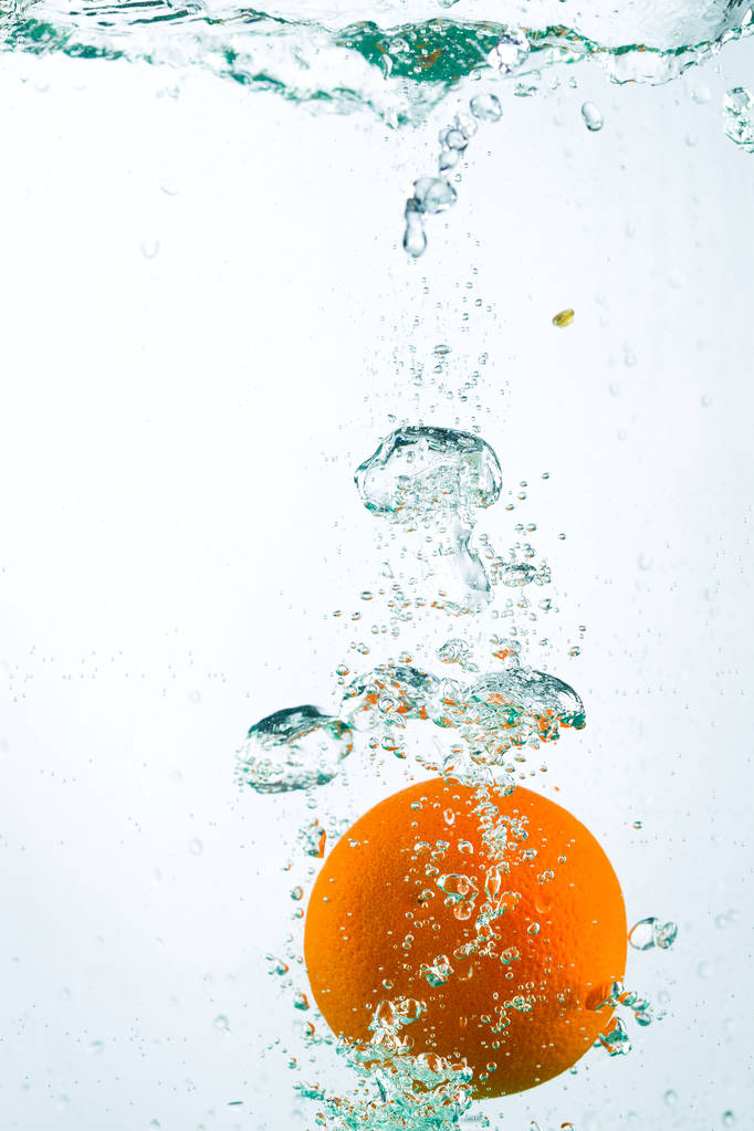 Oranssi vesivirroissa valkoisella pohjalla
 - Valokuva, kuva