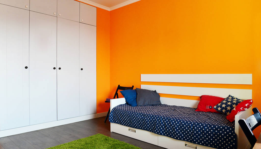 Chambre d'enfants aux couleurs orange et bleu
 - Photo, image