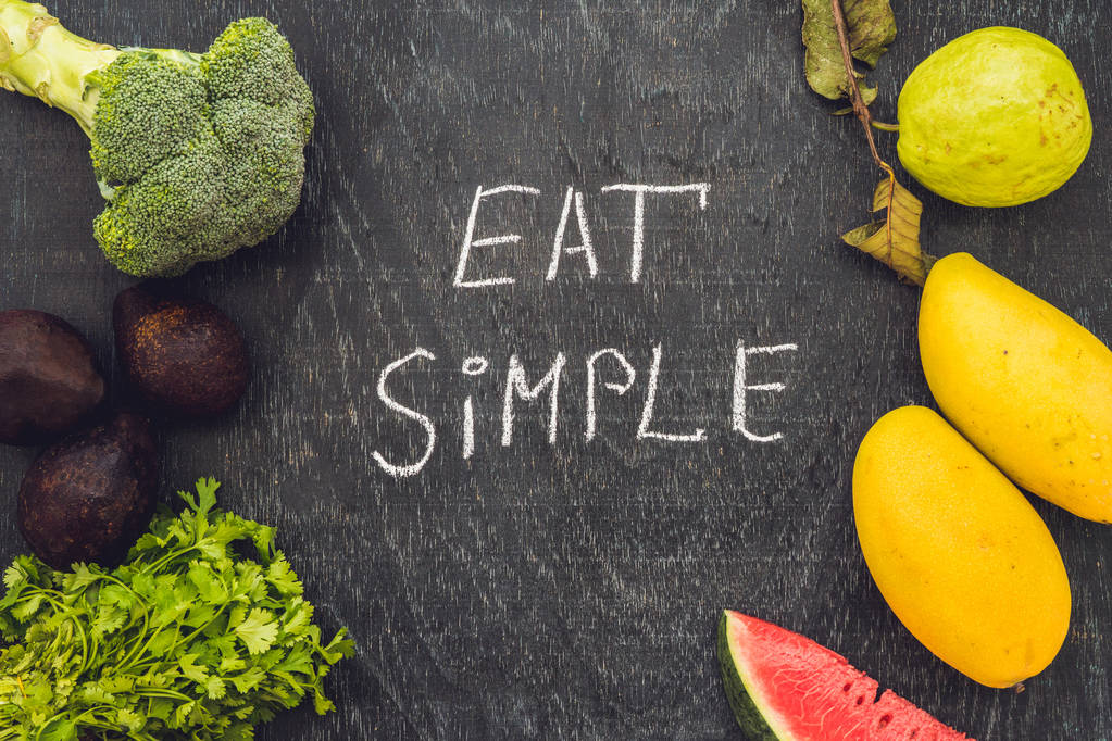 eat simple steht auf einer Kreidetafel geschrieben. Cleanfood-Konzept - Foto, Bild