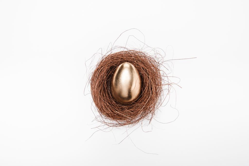 Huevo de Pascua dorado en el nido
  - Foto, imagen