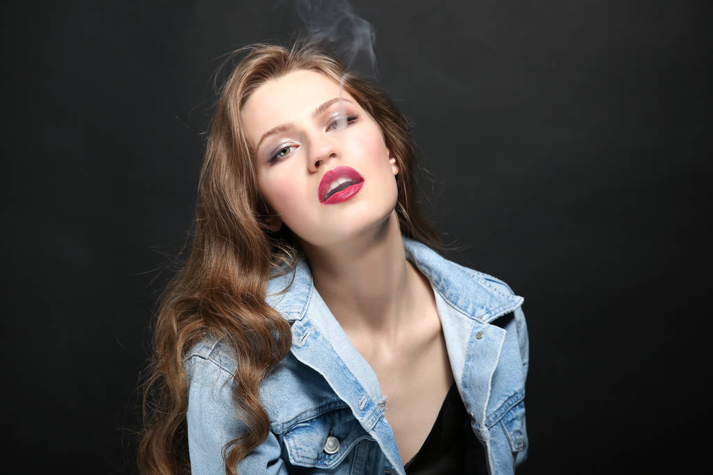 Kaunis nainen savukkeen kanssa
 - Valokuva, kuva