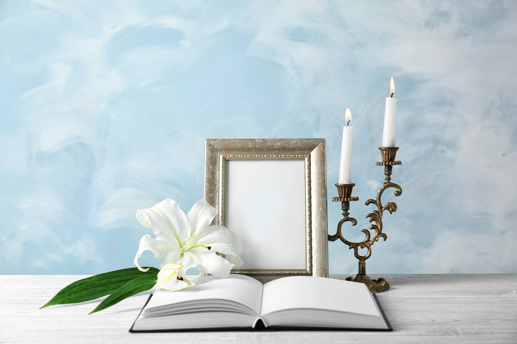 рамка, свечи, открытая книга и лилия
 - Фото, изображение