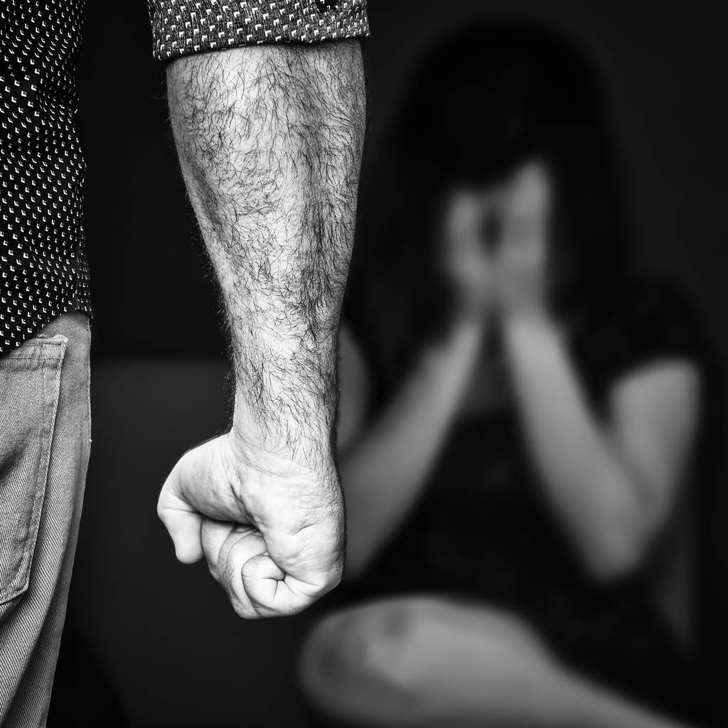 Domácí nebo násilí páchaného na ženách - agresivní muž hrozí zasáhnout mladá žena - Fotografie, Obrázek