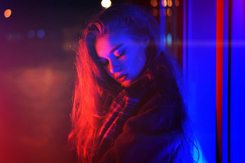 Sexy mladá žena pózuje nad noční město dramatický neónový pozadí - Fotografie, Obrázek