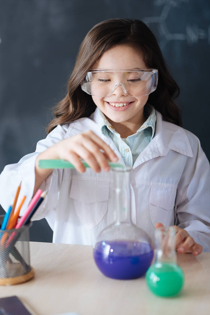 Alumno feliz participando en la química
  - Foto, imagen