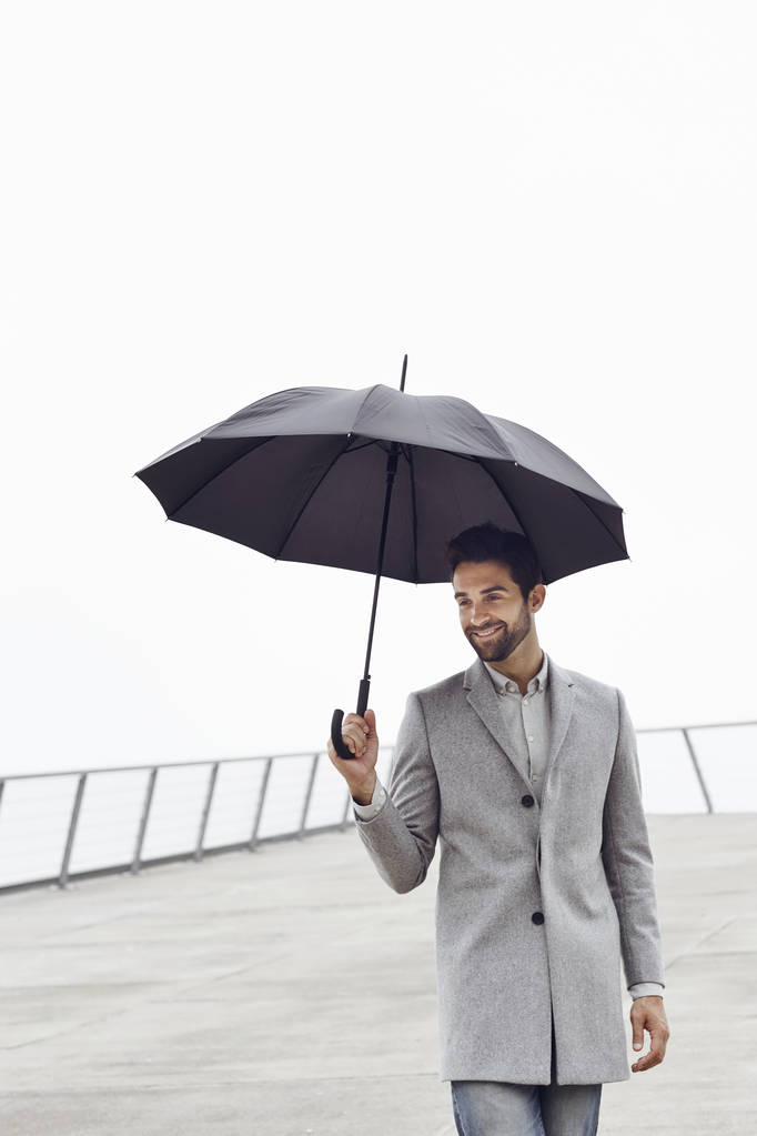 Pohledný muž hospodářství deštník  - Fotografie, Obrázek