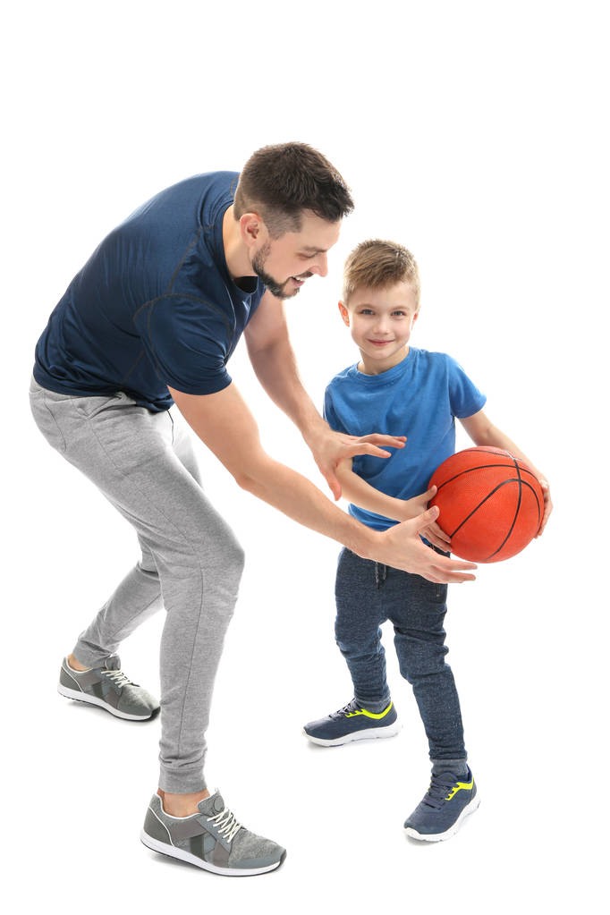 чоловік і син грають у баскетбол
 - Фото, зображення