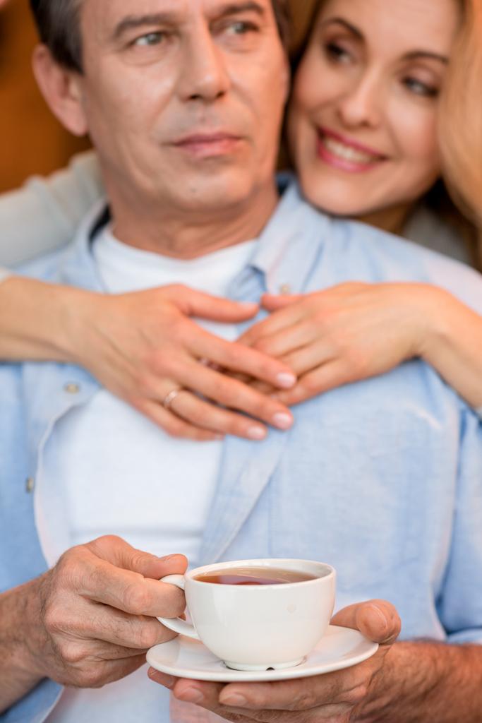 Ouder paar met thee  - Foto, afbeelding