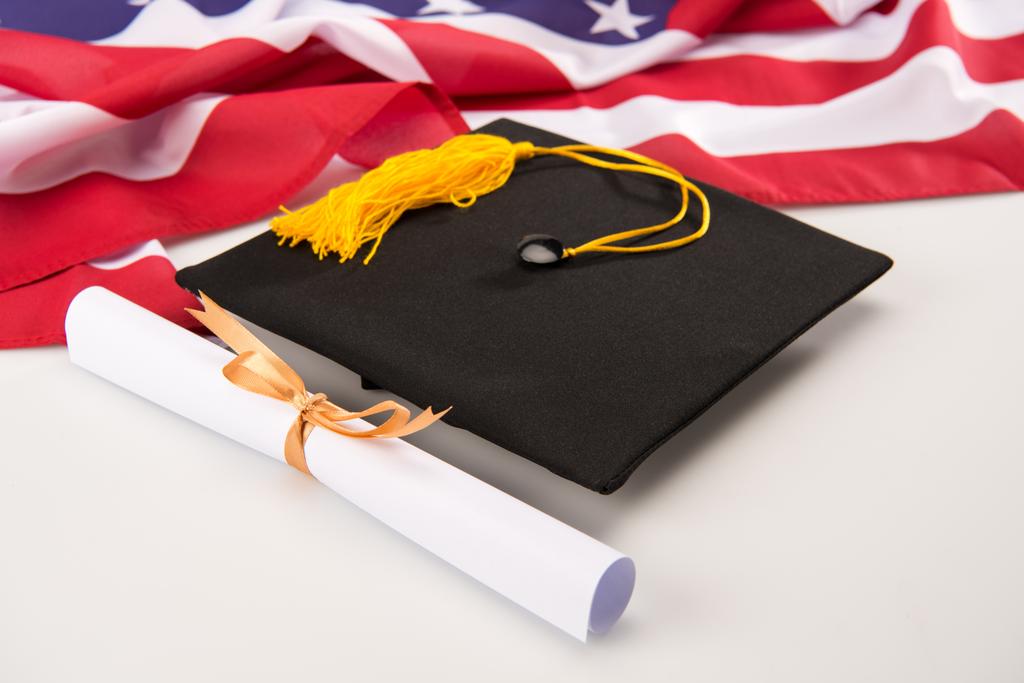 Graduation mortarboard and diploma  - Photo, Image