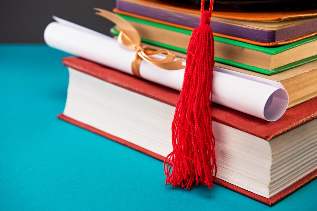 книги, дипломы и выпускной колпак
 - Фото, изображение