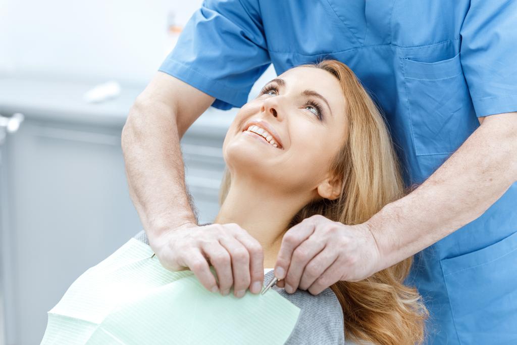 Mujer en clínica dental - Foto, imagen