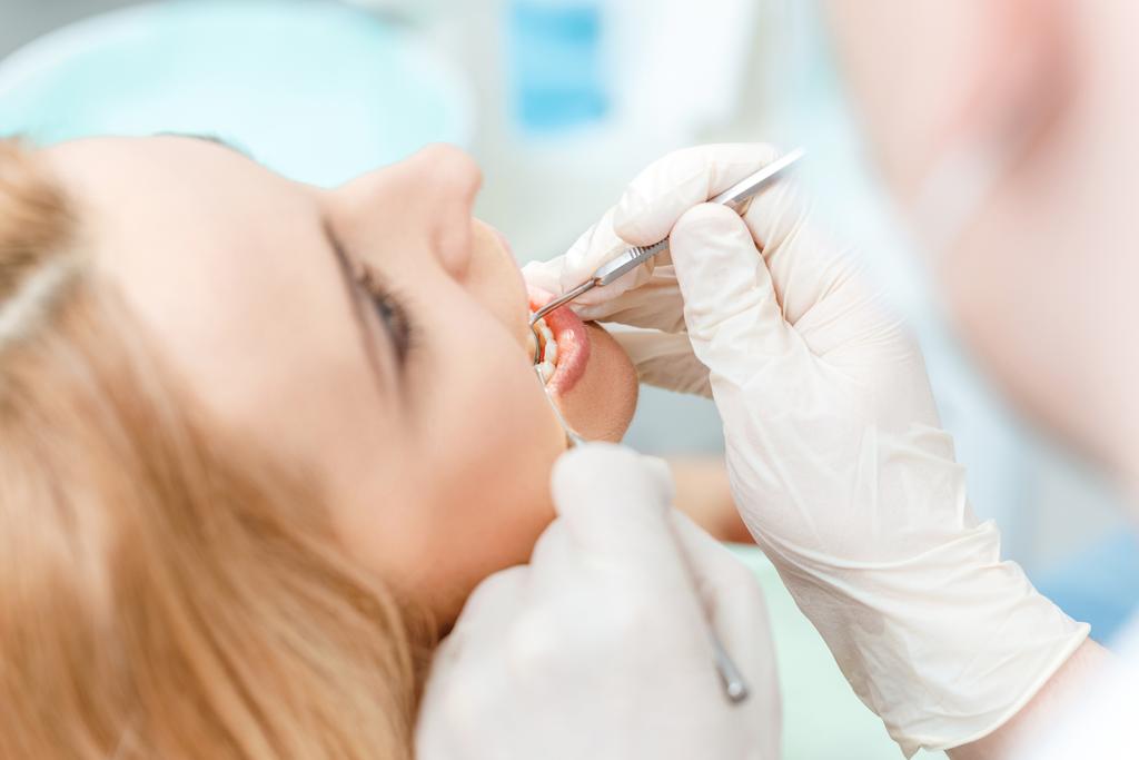 Paciente no check-up dentário
  - Foto, Imagem