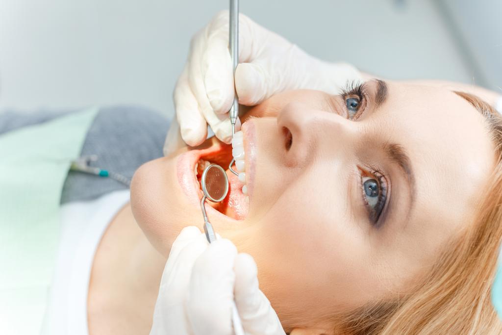 Potilas hammastarkastuksessa
  - Valokuva, kuva