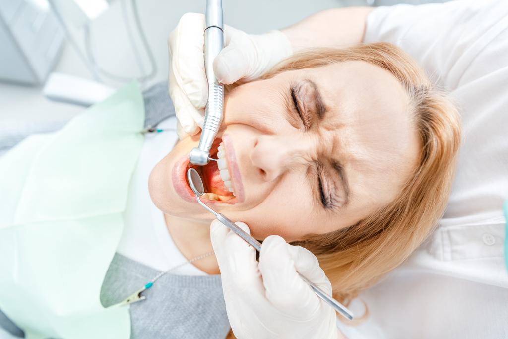 Dentysta utwardzania przestraszony pacjent - Zdjęcie, obraz