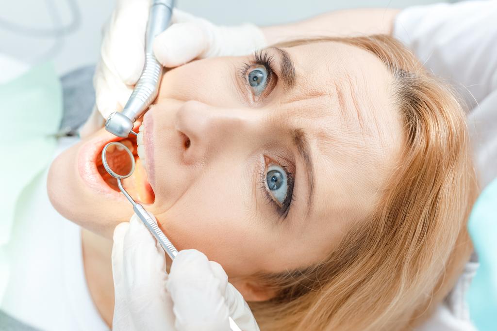 Dentista cura paziente spaventato
 - Foto, immagini