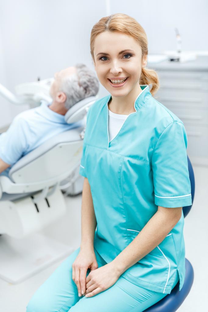 Uśmiechnięty profesjonalny dentysta  - Zdjęcie, obraz