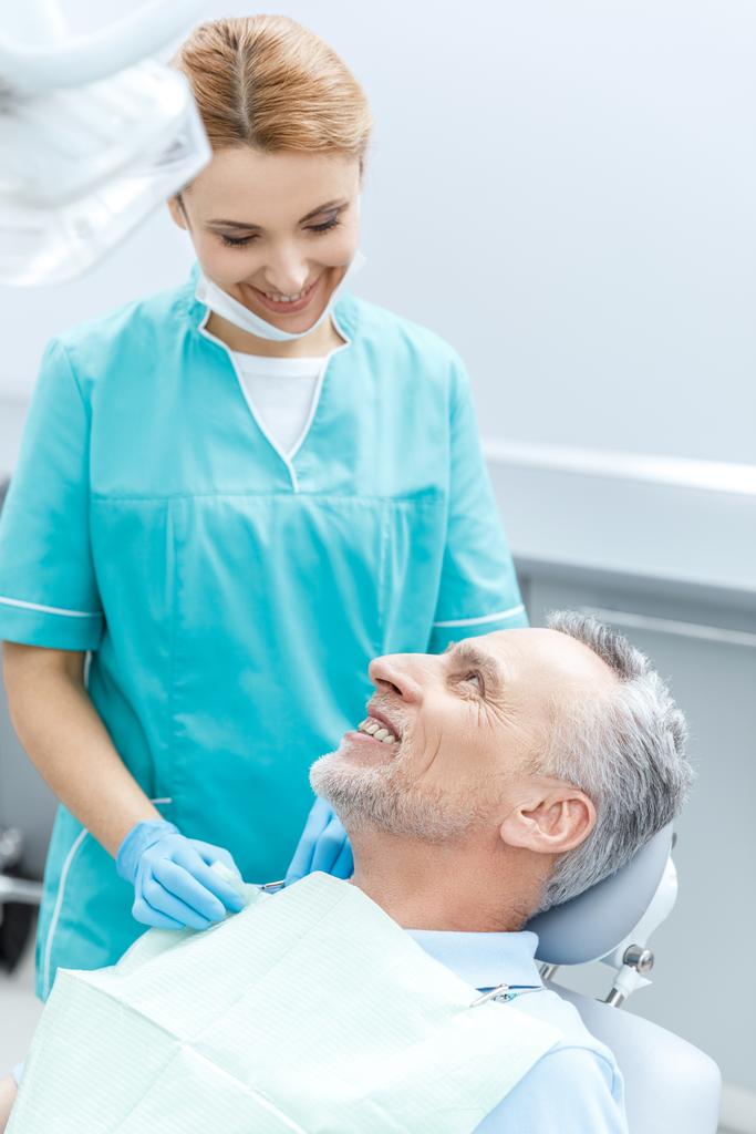 Paciente maduro no dentista
  - Foto, Imagem