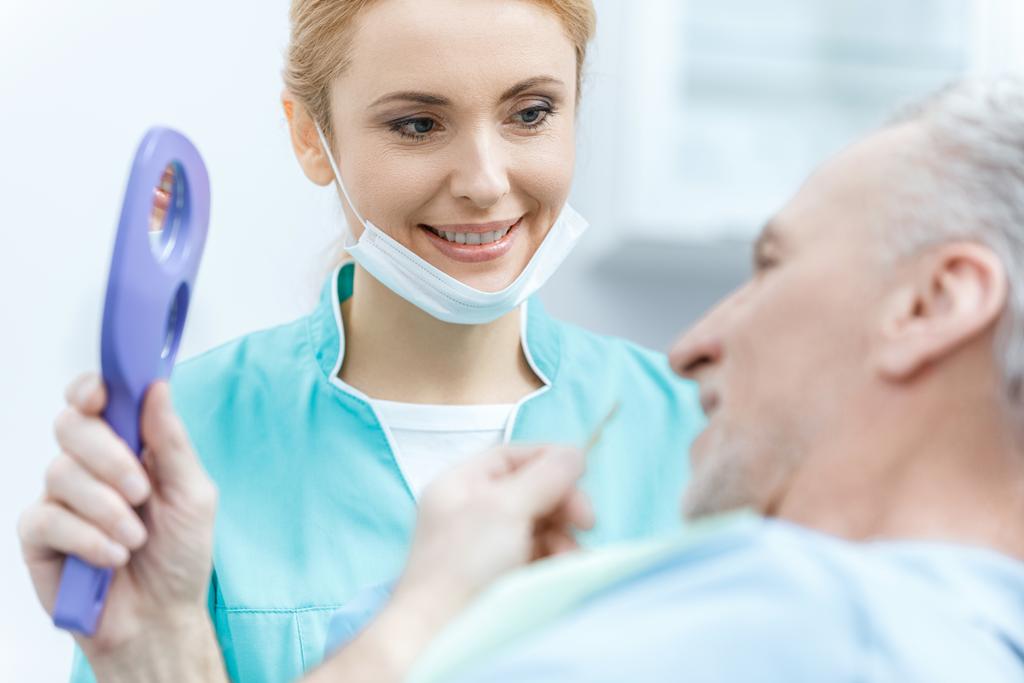 Стоматолог и пациент в клинике
  - Фото, изображение