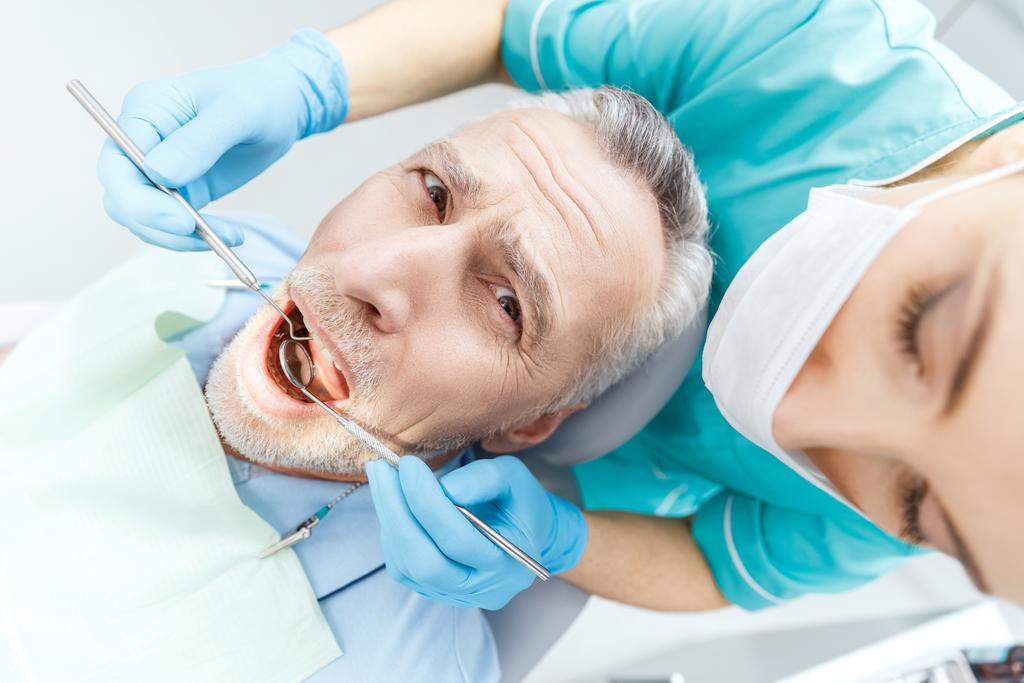 Dentista e paziente in clinica
  - Foto, immagini