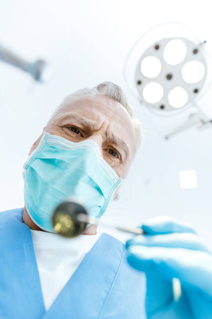 Odontólogo profesional en clínica
  - Foto, imagen