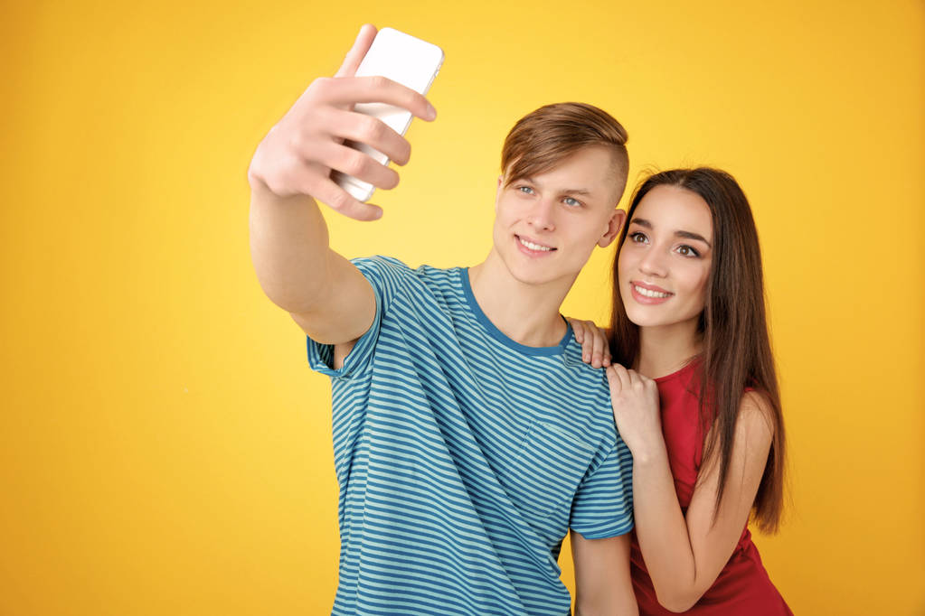 Felice giovane coppia prendendo selfie
  - Foto, immagini