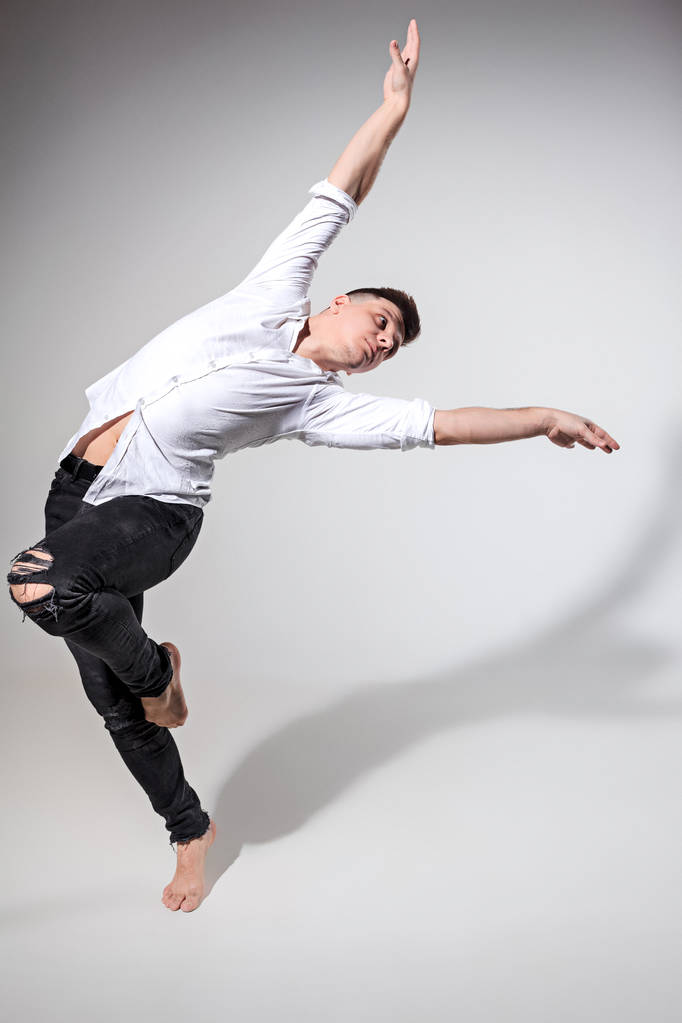Gri üzerine dans genç adam - Fotoğraf, Görsel