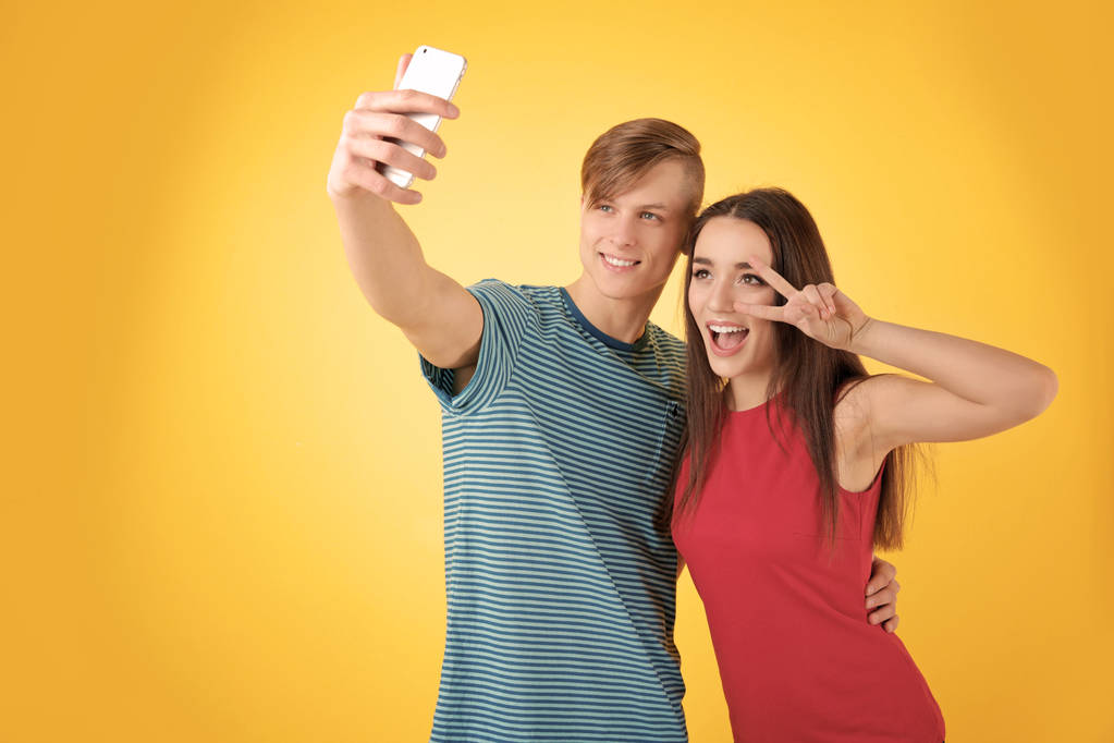ευτυχισμένο ζευγάρι που βγάζει selfie  - Φωτογραφία, εικόνα