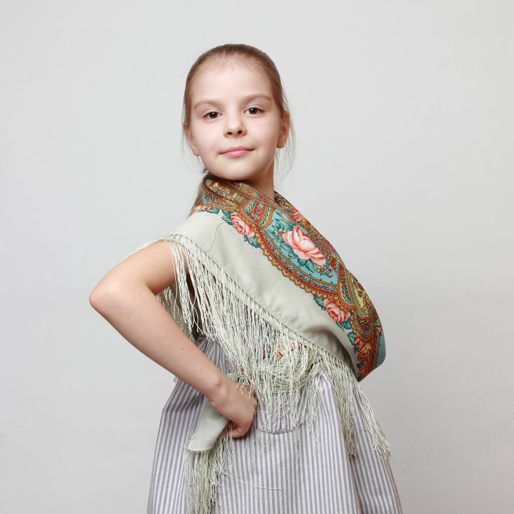 Orosz kislány, a hagyományos Pavloposadskij sál tánc - Fotó, kép