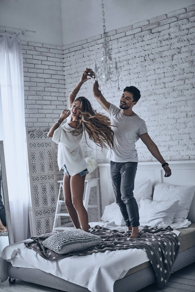 belo casal dançando na cama
 - Foto, Imagem